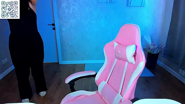 Kira G0ld online show from April 21, 9:04 am