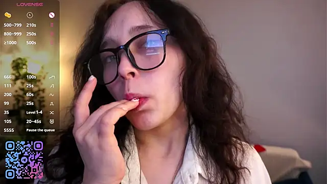 HannaHayles online show from April 21, 1:42 am