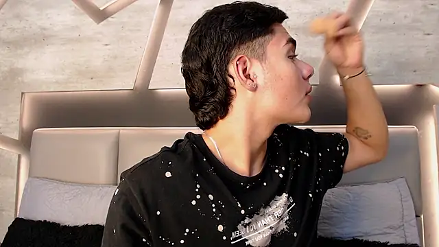 FemNoa online show from March 6, 1:18 pm