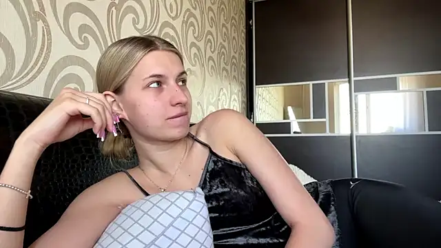 JeneeEady online show from June 4, 6:08 am