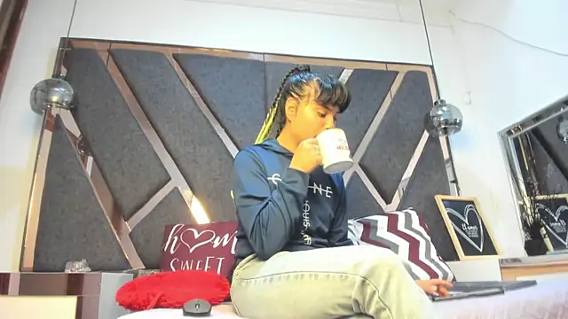 Maggyx online show from April 24, 1:35 pm