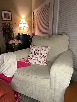 Snapshot of mooviebaby chatting on February 19, 7:15 am mooviebaby online show from February 19, 7:15 am