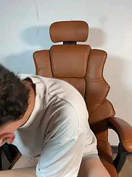 ARON LUXX online show from March 28, 1:00 pm