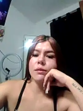Snapshot of EmiNavarro chatting on June 22, 6:27 pm EmiNavarro online show from June 22, 6:27 pm