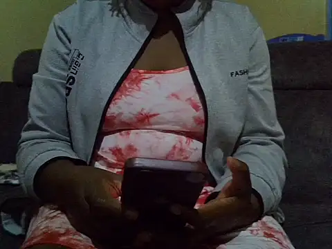 Snapshot of Sbusie44 chatting on March 8, 11:41 pm Sbusie44 online show from March 8, 11:41 pm