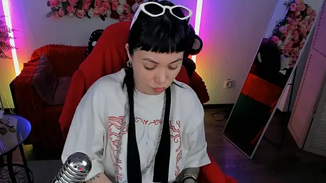 Snapshot of NeoGeisha chatting on May 19, 1:39 pm NeoGeisha online show from May 19, 1:39 pm