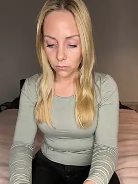 emily-becker22 online show from April 21, 3:07 pm