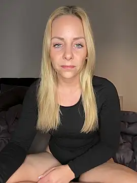 Snapshot of emily-becker22 chatting on April 24, 6:10 pm emily-becker22 online show from April 24, 6:10 pm