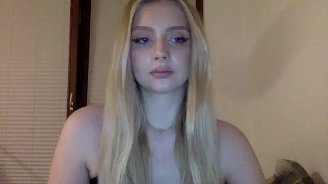 Snapshot of MayaWetDream chatting on May 5, 8:17 pm MayaWetDream online show from May 5, 8:17 pm