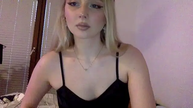 Snapshot of MayaWetDream chatting on May 17, 5:31 pm MayaWetDream online show from May 17, 5:31 pm