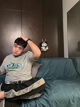 EmilyAndAndrew online show from March 11, 3:56 am