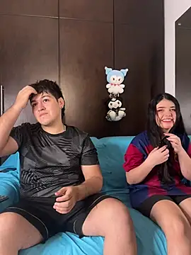 EmilyAndAndrew online show from March 27, 4:07 am