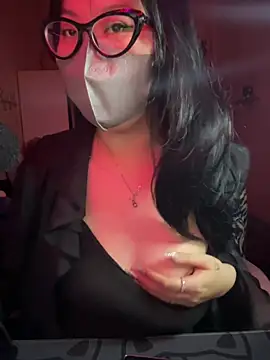 HaleyKin online show from April 24, 2:30 pm