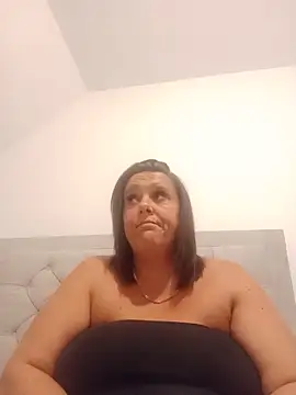 Snapshot of louisa36 chatting on June 19, 10:35 pm louisa36 online show from June 19, 10:35 pm