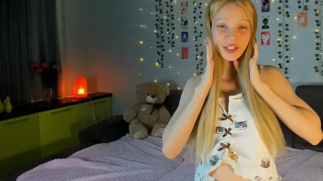 Snapshot of Kiracute18 chatting on April 24, 4:53 pm Kiracute18 online show from April 24, 4:53 pm
