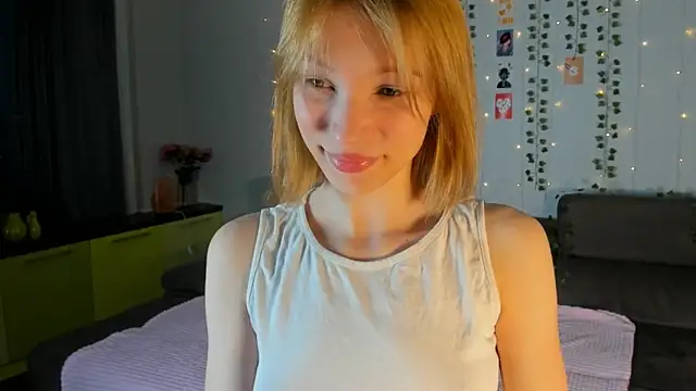 Snapshot of Kiracute18 chatting on May 13, 4:15 pm Kiracute18 online show from May 13, 4:15 pm