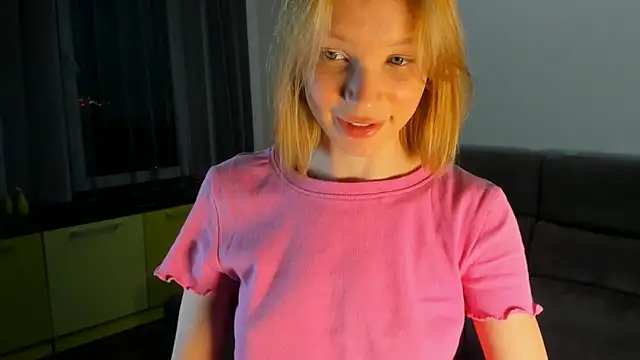 Snapshot of Kiracute18 chatting on May 29, 5:00 pm Kiracute18 online show from May 29, 5:00 pm