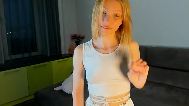 Snapshot of Kiracute18 chatting on June 1, 4:52 pm Kiracute18 online show from June 1, 4:52 pm