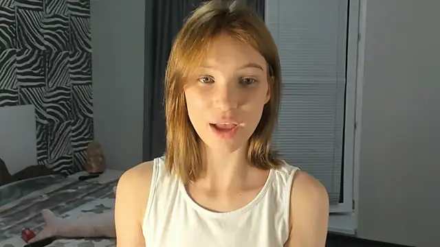 Snapshot of Kiracute18 chatting on July 28, 10:31 pm Kiracute18 online show from July 28, 10:31 pm