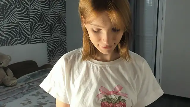 Snapshot of Kiracute18 chatting on July 31, 5:45 pm Kiracute18 online show from July 31, 5:45 pm