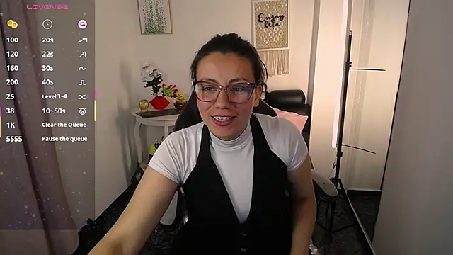 QueenRose94 online show from April 16, 2:40 pm