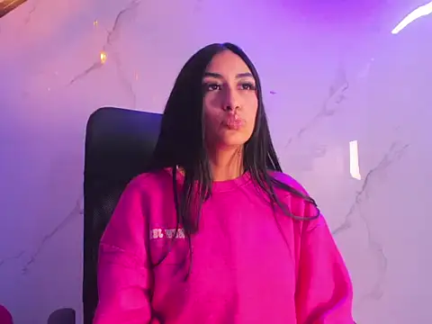 Snapshot of TiffanyDream8 chatting on February 18, 9:44 pm TiffanyDream8 online show from February 18, 9:44 pm