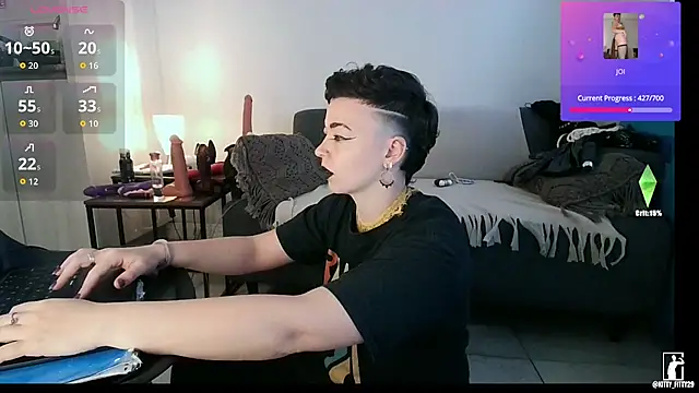 kittyfitty29 online show from April 22, 8:32 pm