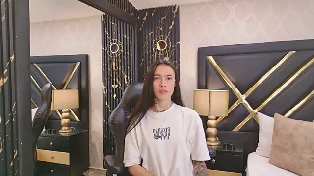 LaurenHazell online show from April 25, 3:31 am