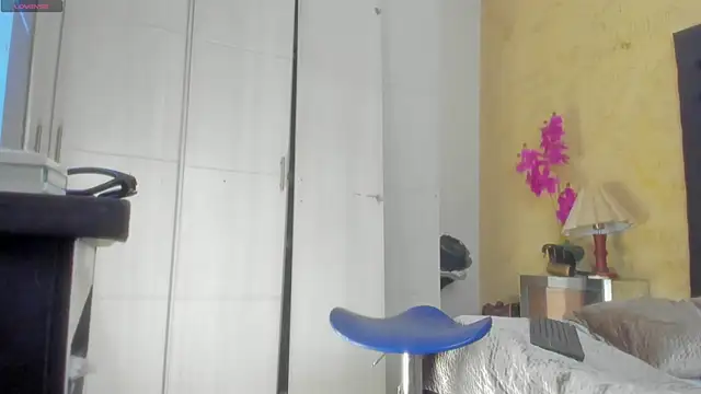 Snapshot of VeronikaBloom_ chatting on June 4, 5:35 am VeronikaBloom online show from June 4, 5:35 am