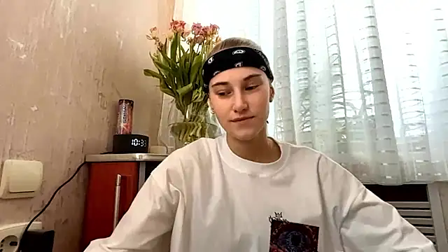 DannieColla online show from March 18, 7:33 am