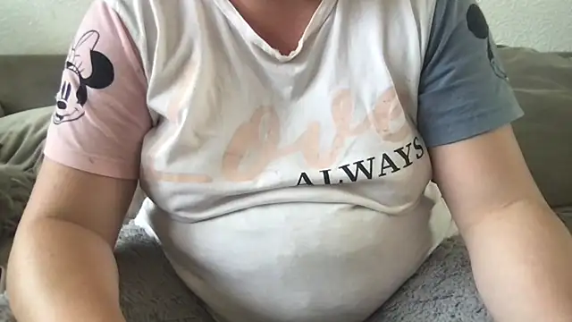 Snapshot of FlirtyFrayaXX chatting on June 8, 10:48 am FlirtyFrayaXX online show from June 8, 10:48 am