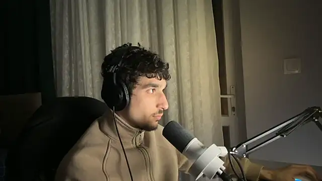 Snapshot of enesbabakral chatting on March 4, 6:25 pm enesbabakral online show from March 4, 6:25 pm