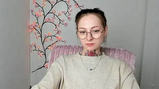 Esmi Winter online show from April 19, 11:31 am