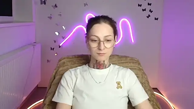 Esmi Winter online show from April 22, 11:34 am