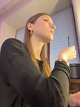 YourSweetArya online show from March 1, 2:30 pm