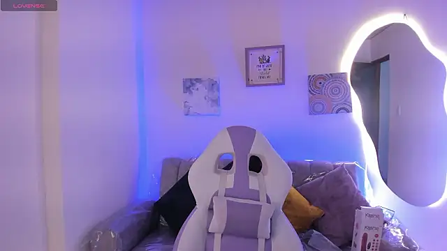 Snapshot of Afrodita_rouss chatting on February 19, 8:49 pm Afrodita rouss online show from February 19, 8:49 pm