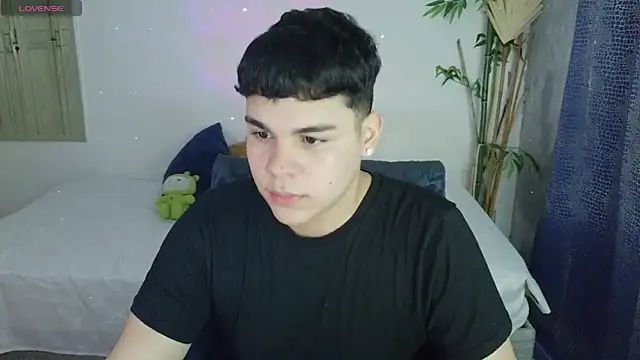 Snapshot of eithan_jonnes chatting on February 10, 8:46 pm eithan jonnes online show from February 10, 8:46 pm