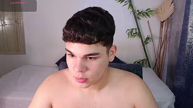 Snapshot of eithan_jonnes chatting on February 14, 6:26 pm eithan jonnes online show from February 14, 6:26 pm