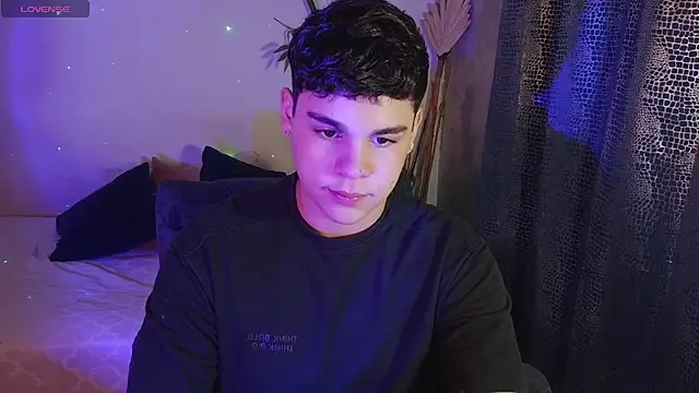 Snapshot of eithan_jonnes chatting on February 22, 9:24 pm eithan jonnes online show from February 22, 9:24 pm