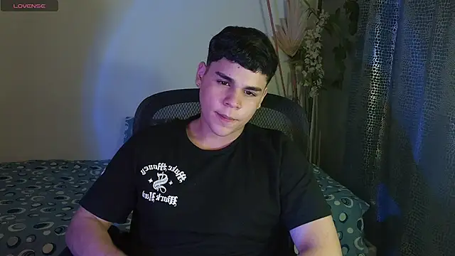 Snapshot of eithan_jonnes chatting on March 3, 8:59 pm eithan jonnes online show from March 3, 8:59 pm