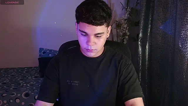 Snapshot of eithan_jonnes chatting on March 5, 8:27 pm eithan jonnes online show from March 5, 8:27 pm