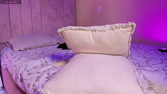 Ashley Beaomunt online show from April 20, 2:53 pm