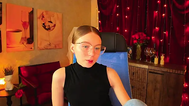 ElliFrankenweenie online show from April 6, 6:14 am