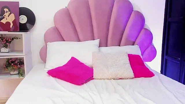 afroditaevans  online show from April 7, 7:03 pm