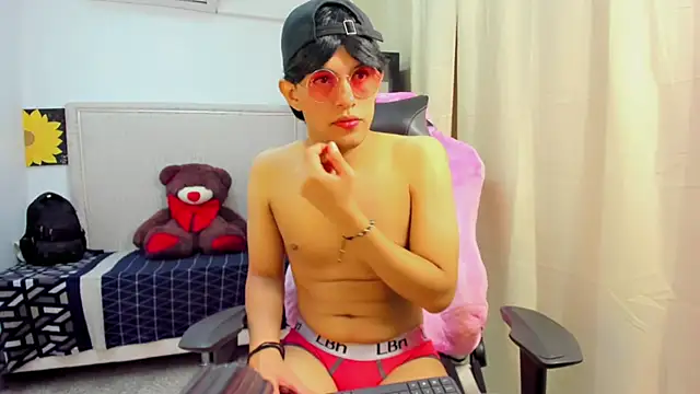 Top and bottom online show from March 29, 9:04 pm