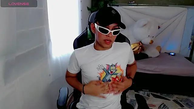 Top and bottom online show from April 22, 9:05 pm