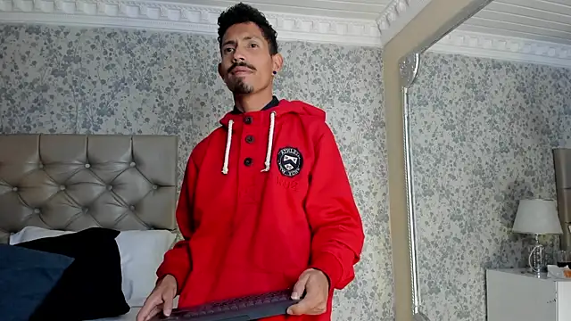 NoaahTylor online show from April 23, 3:30 am