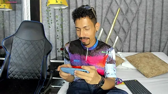 NoaahTylor online show from July 10, 4:06 am