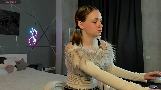naomi reiss online show from July 1, 1:40 am