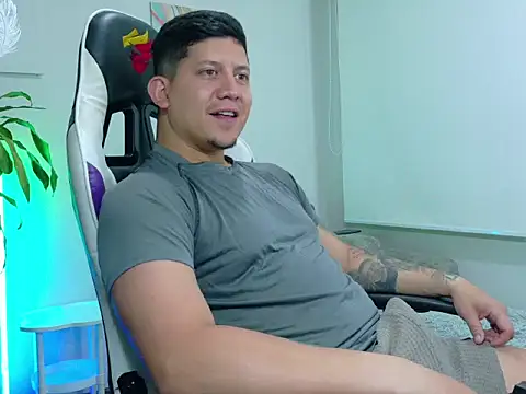 Snapshot of _robertobaggioo chatting on February 12, 12:44 pm robertobaggioo online show from February 12, 12:44 pm